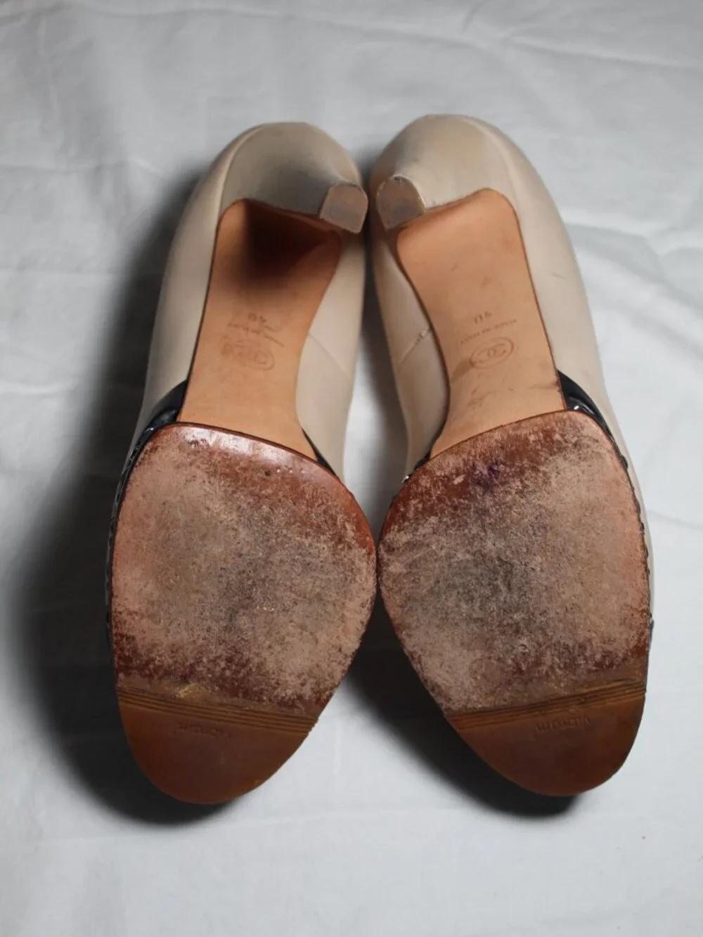 Chanel Two Tone Leather Tan Black Toe CC Cap Heels Pumps Chain Detail 40